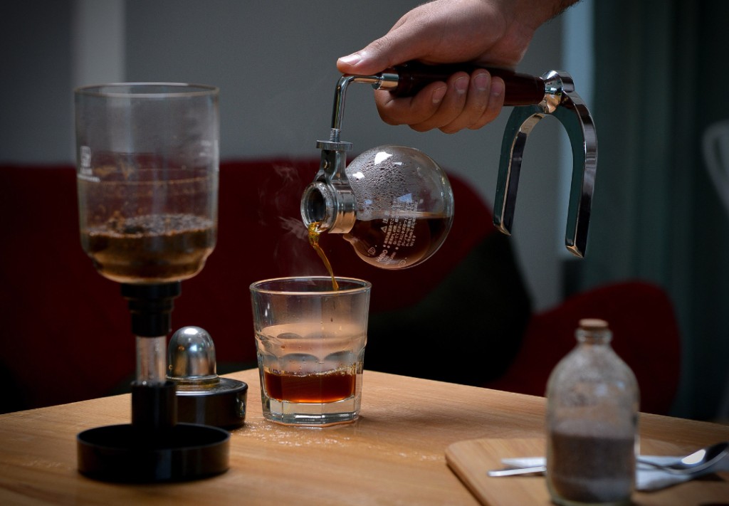 Sirviendo café con un Sifón Japonés