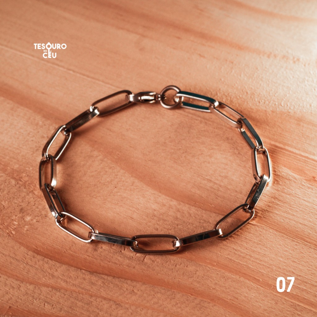 Pulseira de consagra&ccedil;&atilde;o Tesouro do C&eacute;u modelo 07, fotografada sobre madeira.