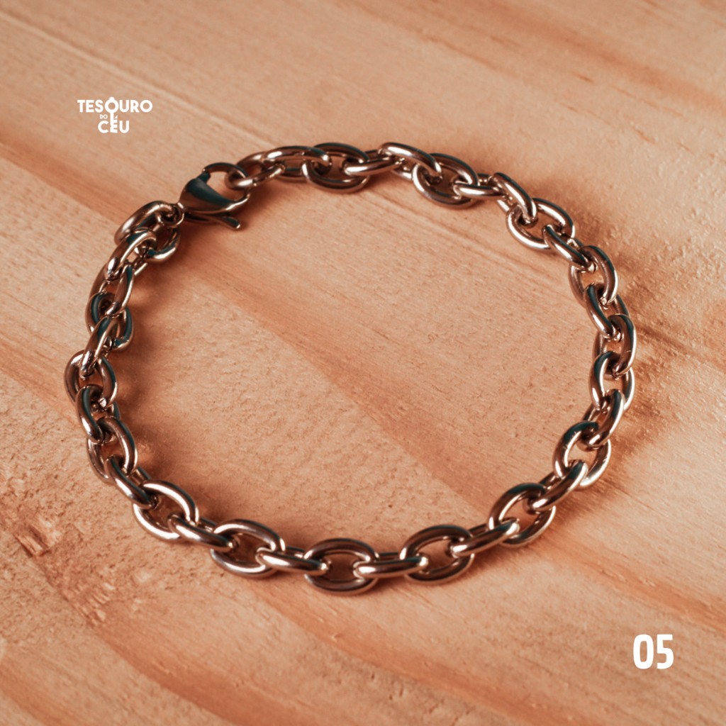 Pulseira de consagra&ccedil;&atilde;o Tesouro do C&eacute;u modelo 05, fotografada sobre madeira.