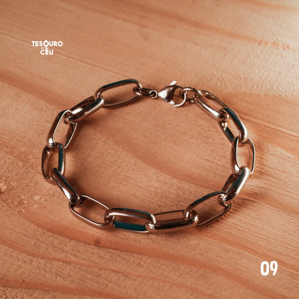 Pulseira de consagra&ccedil;&atilde;o Tesouro do C&eacute;u modelo 09, fotografada sobre madeira.