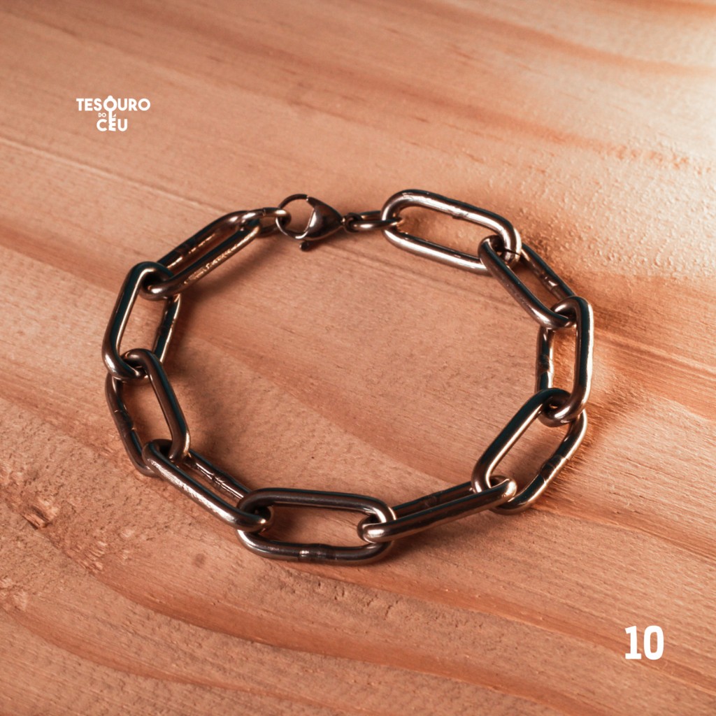 Pulseira de consagra&ccedil;&atilde;o Tesouro do C&eacute;u modelo 10, fotografada sobre madeira.