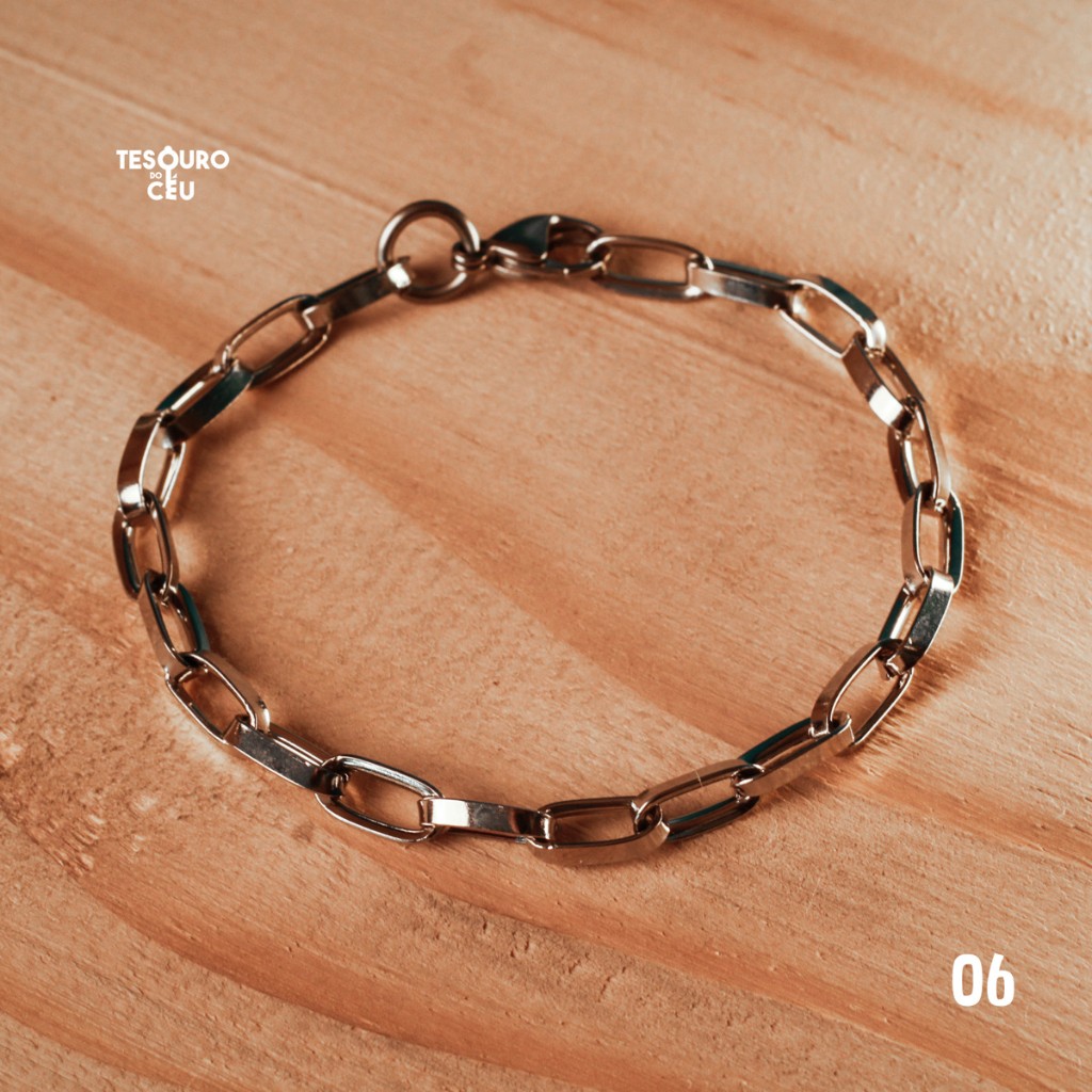 Pulseira de consagra&ccedil;&atilde;o Tesouro do C&eacute;u modelo 06, fotografada sobre madeira.