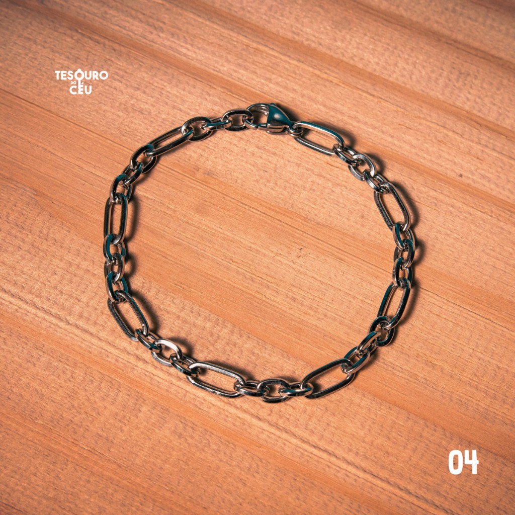 Pulseira de consagra&ccedil;&atilde;o Tesouro do C&eacute;u modelo 04, fotografada sobre madeira.