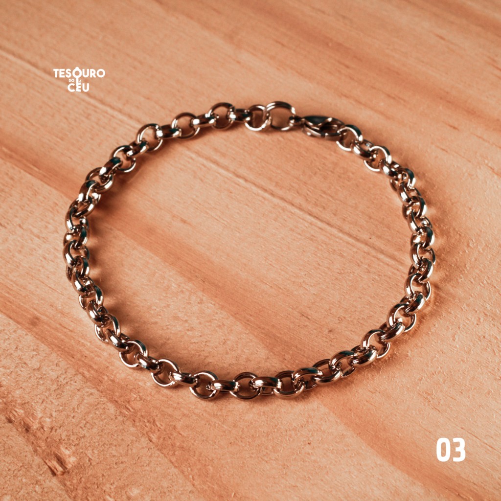 Pulseira de consagra&ccedil;&atilde;o Tesouro do C&eacute;u modelo 03, fotografada sobre madeira.