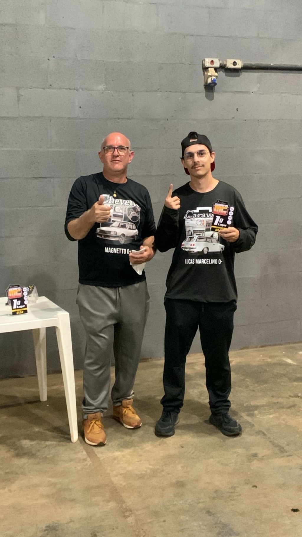 Lucas Marcelino e Magnetto com trof&eacute;u