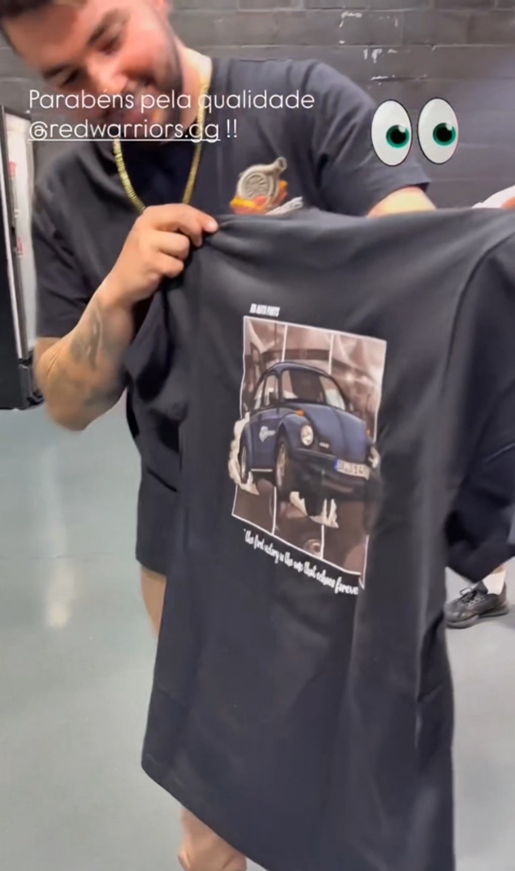 Equipe NB Auto Parts segurando a camiseta do Fusca