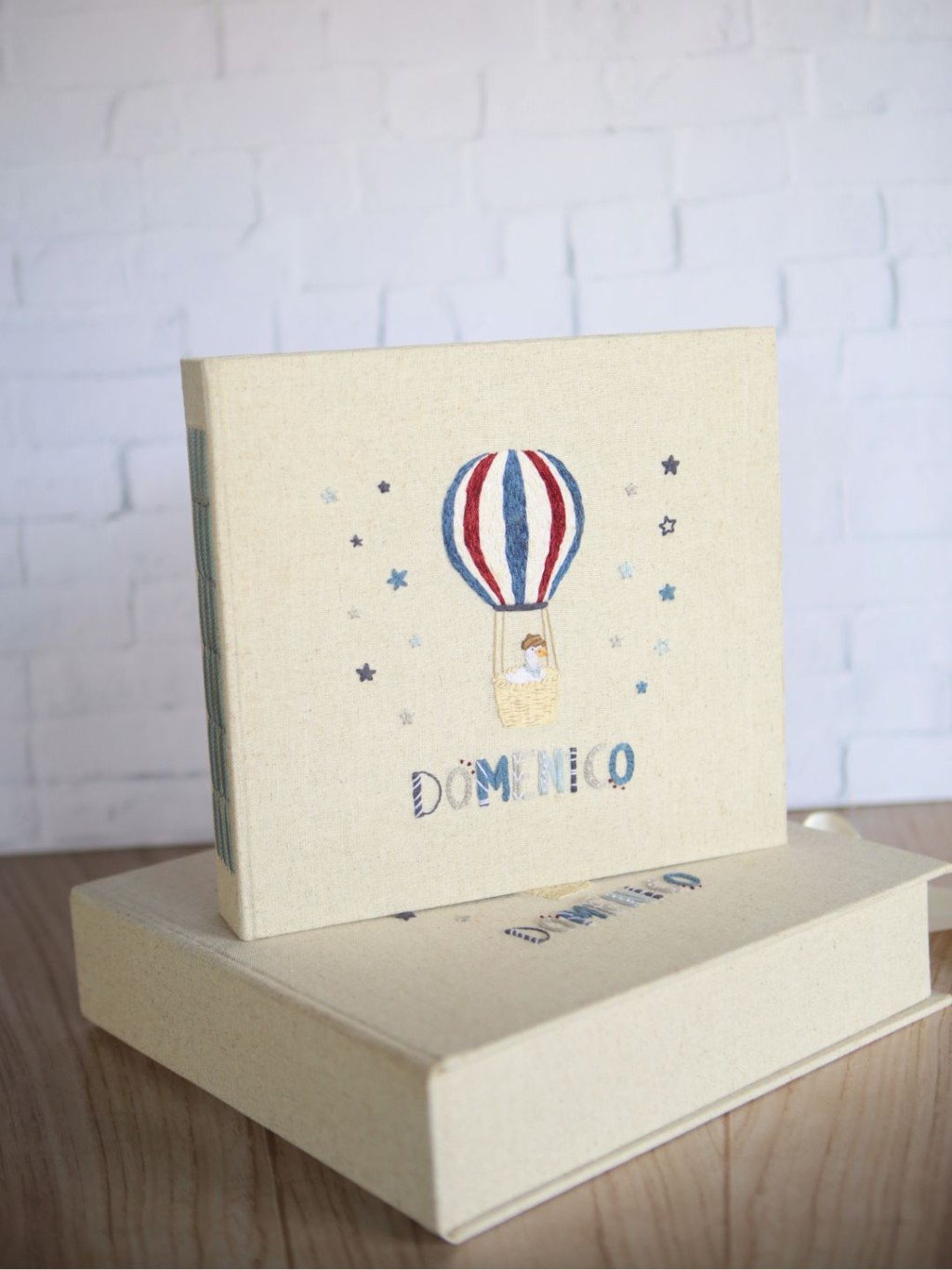 Livro do bebê personalizado com nome bordado à mão em capa de linho com caixa artesanal