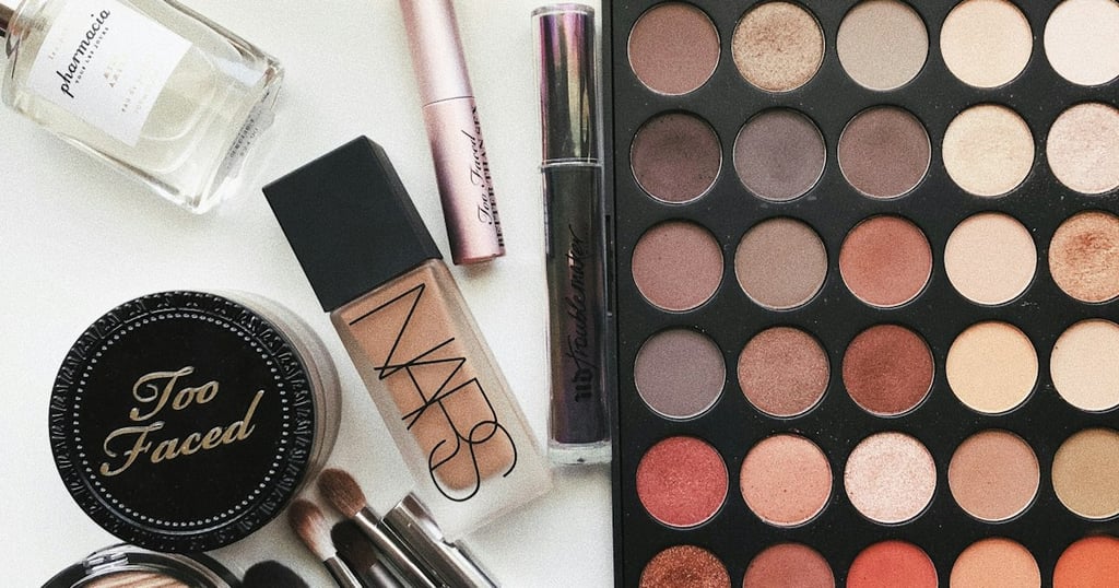 Paleta de sombras importada con múltiples tonos ordenados en filas, fotografía profesional de maquillaje