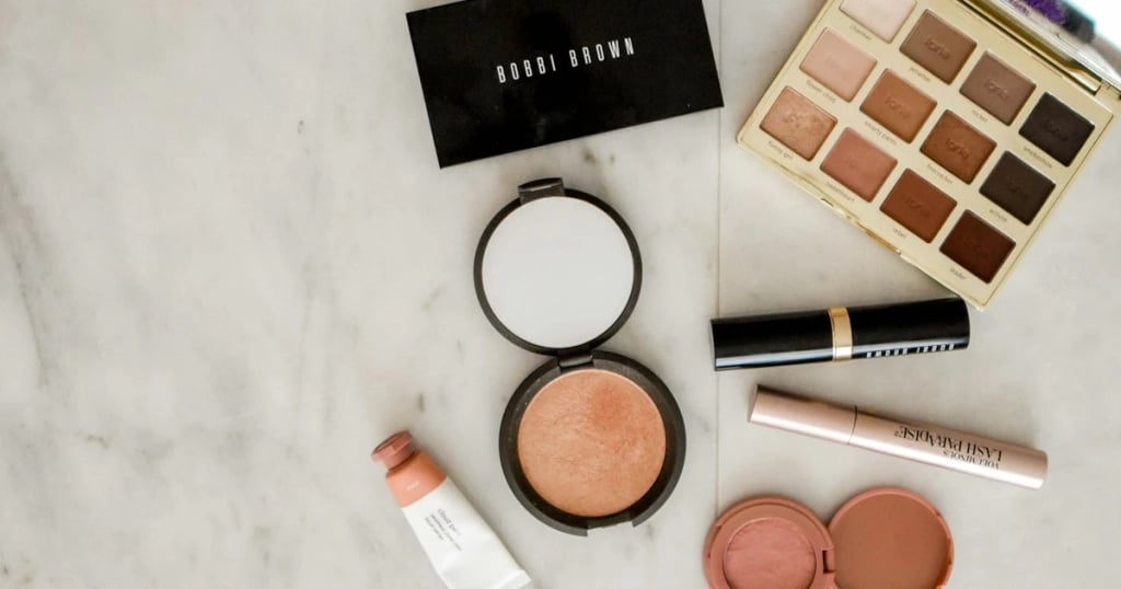 Labiales de lujo y productos de maquillaje dispuestos sobre una superficie elegante, fotografía de producto de belleza