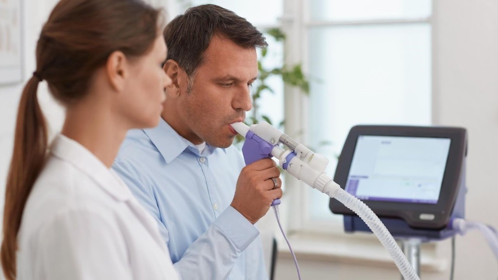 Uso de un espir&oacute;metro en consulta m&eacute;dica para el diagn&oacute;stico y seguimiento de enfermedades como la EPOC.