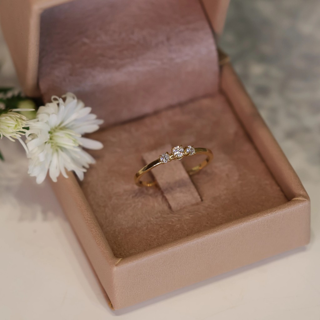 Modelo de anel de noivado trilogia com 3 diamantes tr&ecirc;s marias