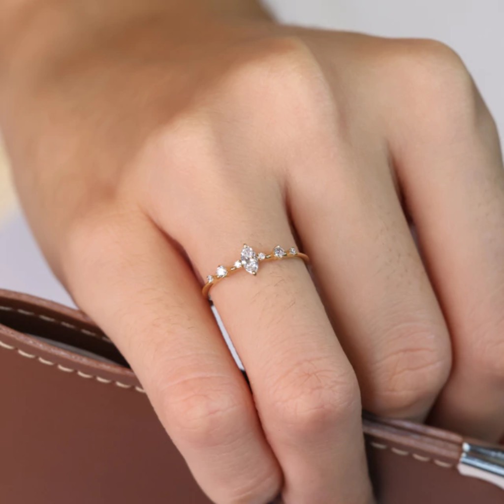 Modelo de anel de noivado isadora diamante comprido