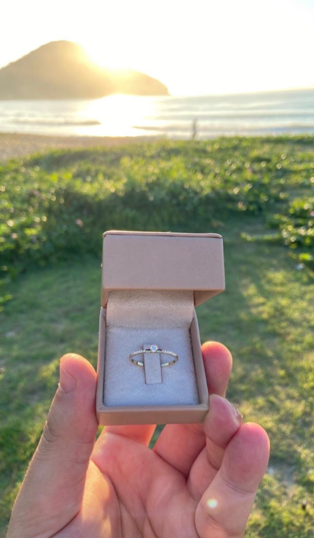 Pedido de Noivado simples e criativo no p&ocirc;r do sol