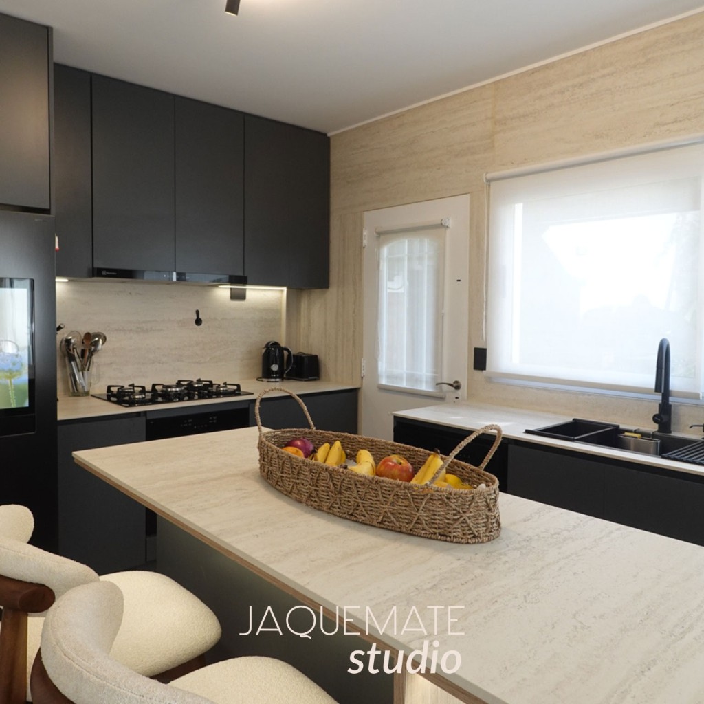 cocina moderna gris y madera con mesada y revestimiento travertino