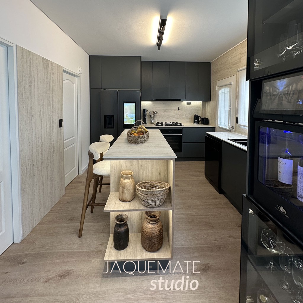 isla cocina moderna gris y madera con mesada y revestimiento travertino