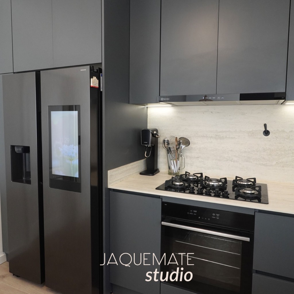 Cocina Moderna con heladera doble puerta y pantalla. Cocina y Anafe. 