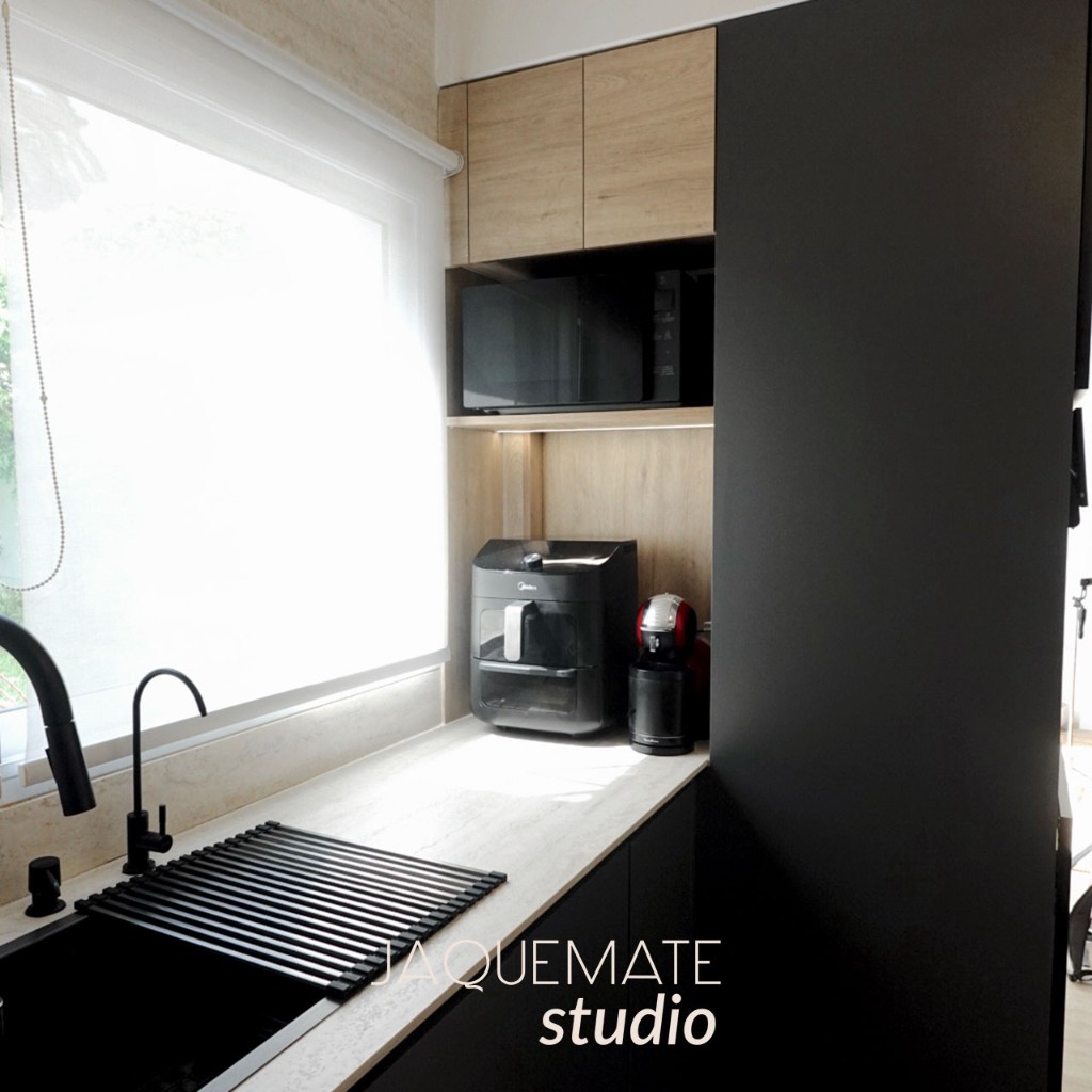 Cocina moderna con electrodom&eacute;sticos. Cocina gris con travertino