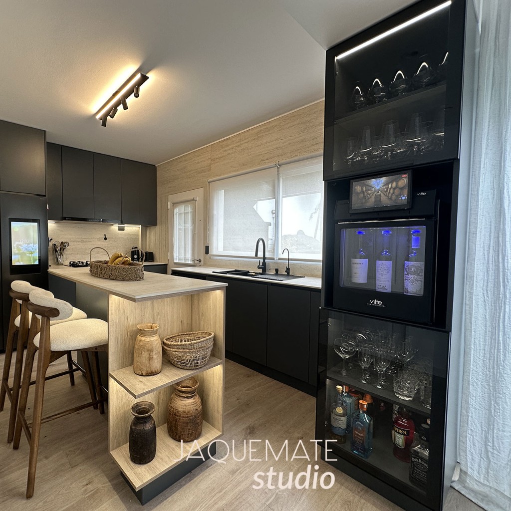 Dispenser vino por copa integrado a cocina moderna 