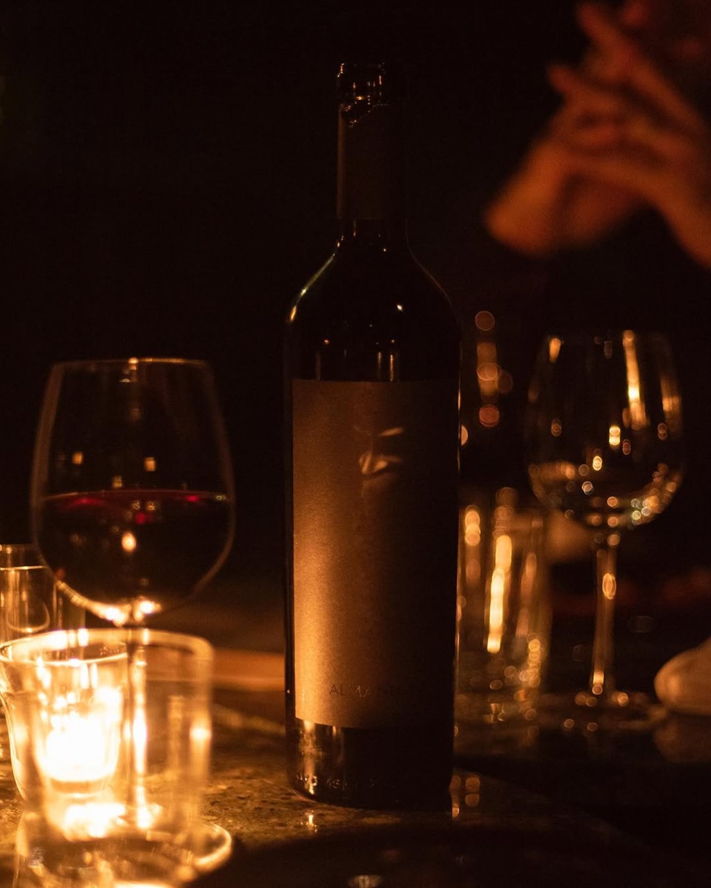 Alma Negra em contexto de ocasi&atilde;o especial, com proposta elegante e vers&aacute;til para diferentes momentos