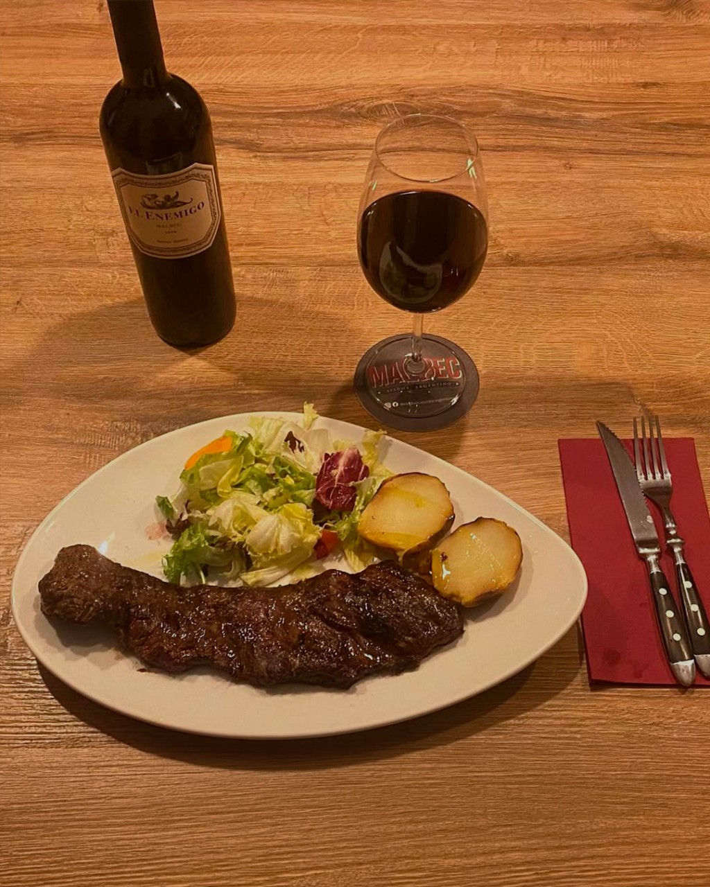 Sele&ccedil;&atilde;o de vinhos bons at&eacute; 100 reais em composi&ccedil;&atilde;o elegante, destacando custo-benef&iacute;cio e variedade de estilos