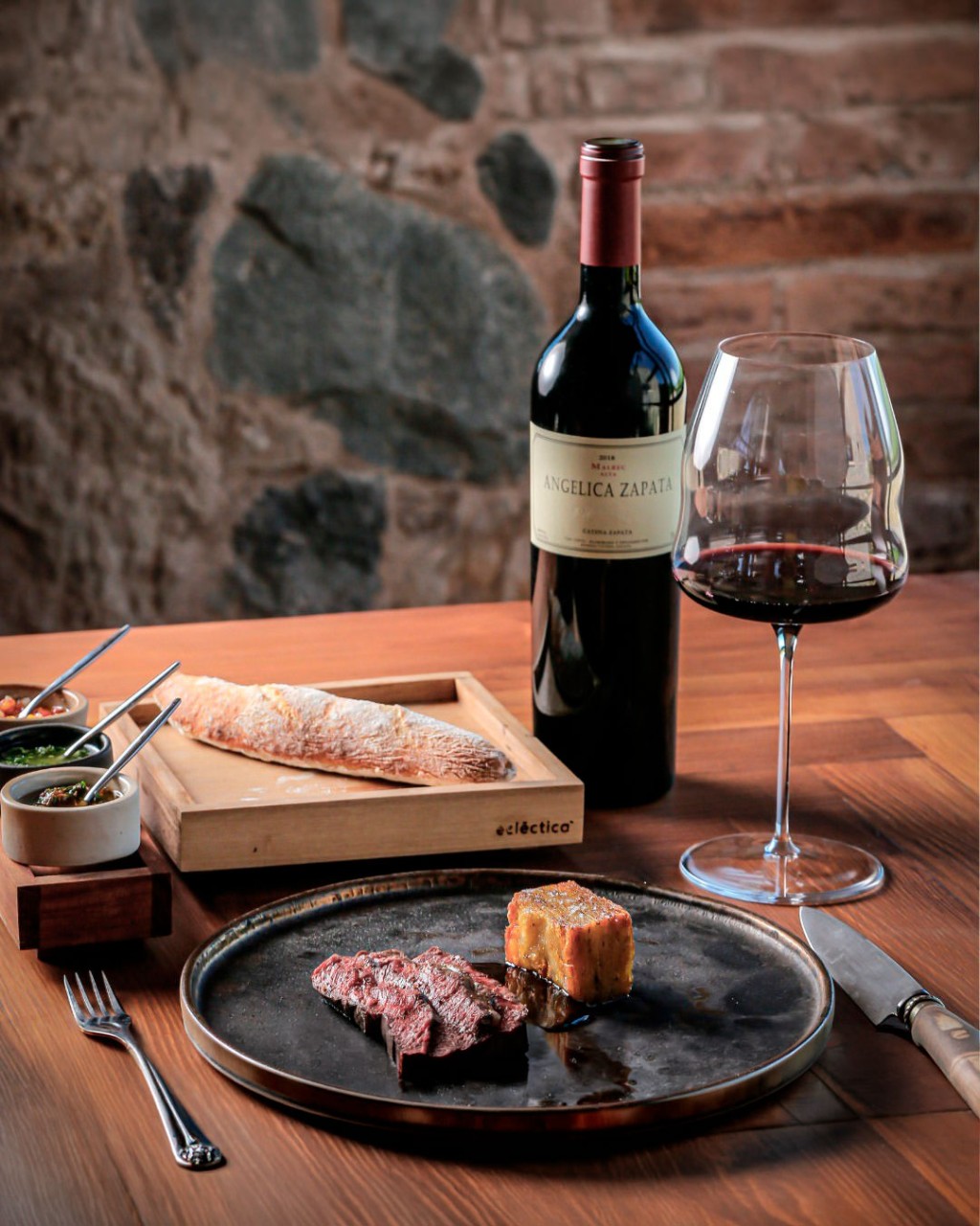 Ang&eacute;lica Zapata Malbec em composi&ccedil;&atilde;o para review do vinho argentino