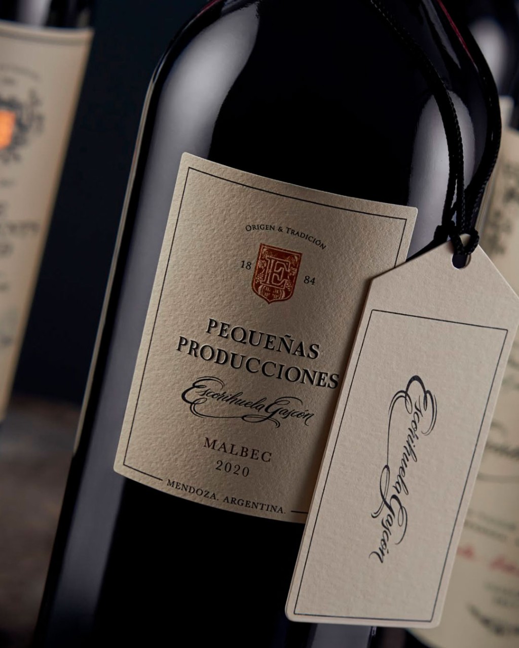 Pequenas Producciones Malbec da Escorihuela Gascón em cena elegante para review do vinho