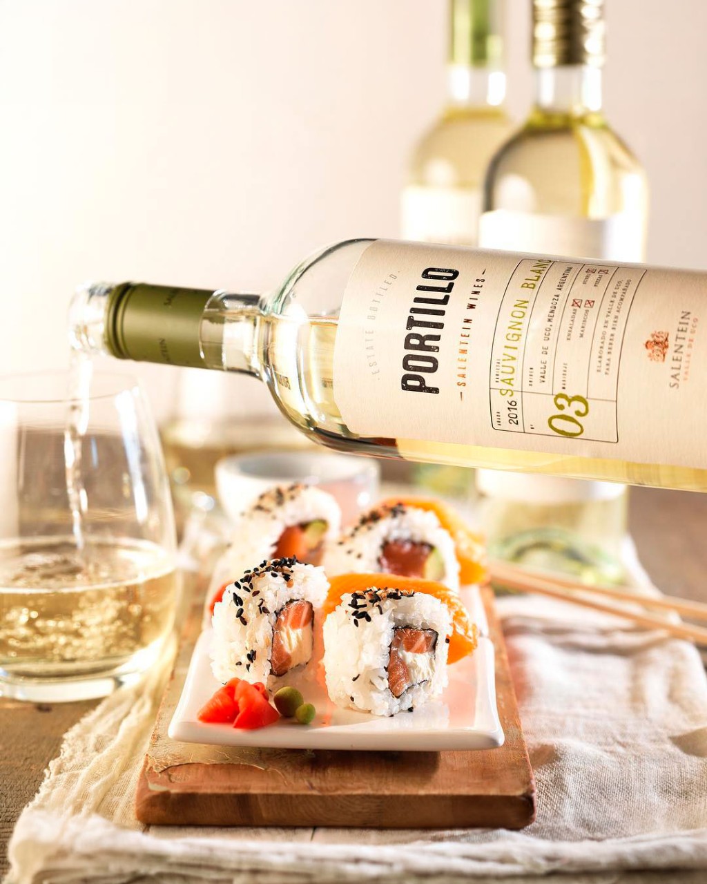 Vinhos Salentein Portillo Sauvignon Blanc, Pinot Noir e Cabernet Sauvignon em cena elegante