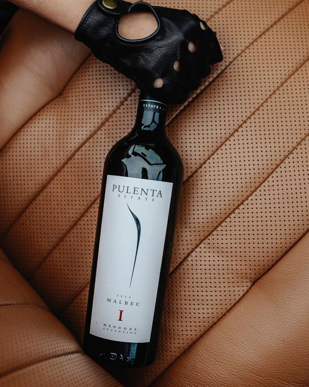 Pulenta Estate I Malbec em cena elegante para review do vinho argentino