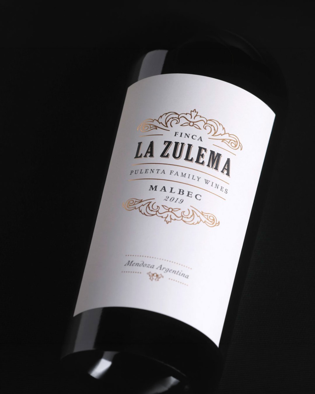 Finca La Zulema Malbec da Pulenta Estate em cena elegante para review do vinho argentino