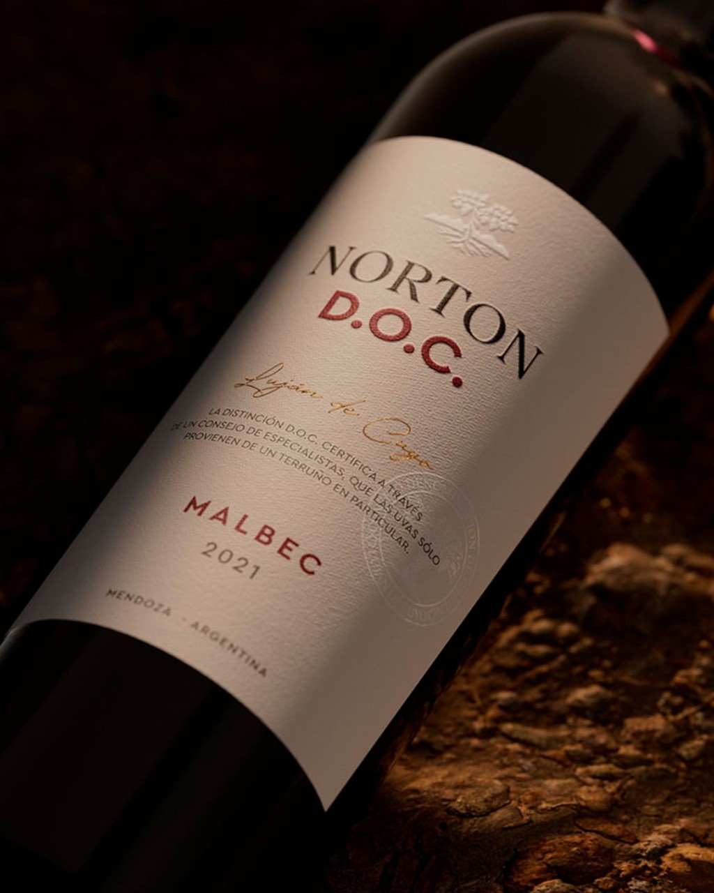 Norton D.O.C. Malbec 2023 em cena elegante para review do vinho argentino de Mendoza