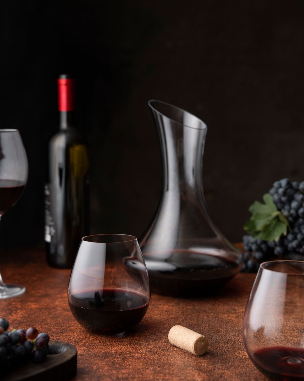 Ta&ccedil;as e garrafas representando vinho blend, Red Blend, vinho de corte e assemblage