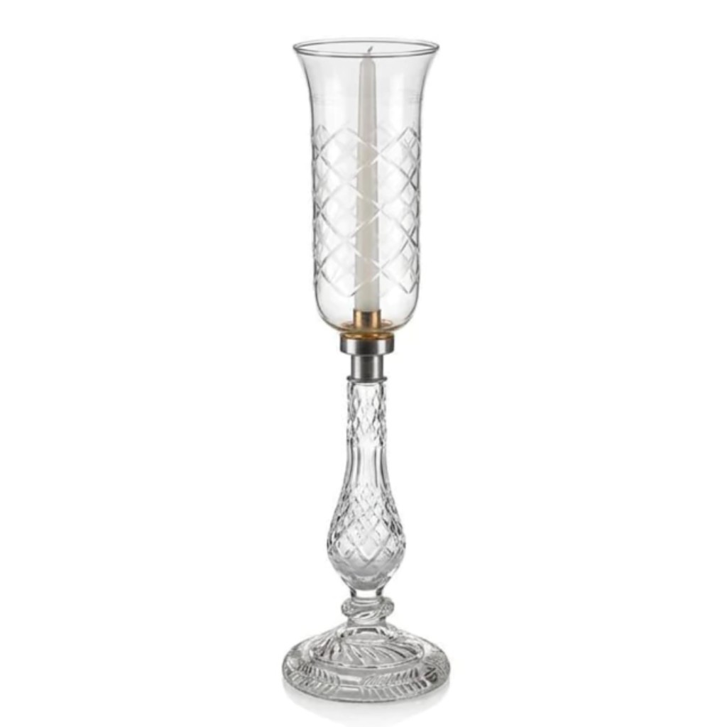 Casti&ccedil;al europeu em cristal lapidado &agrave; m&atilde;o, acompanhado de sua manga trabalhada com padr&otilde;es geom&eacute;tricos