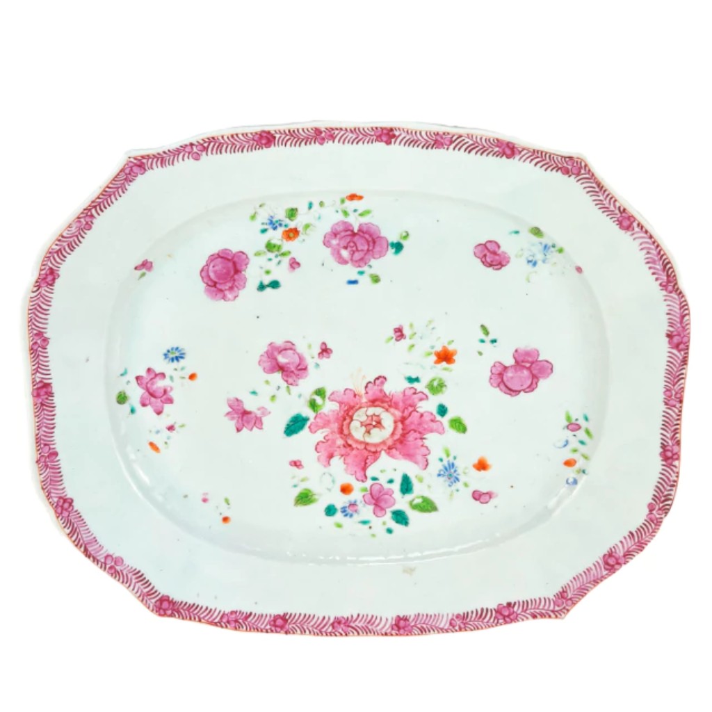 Grande travessa em porcelana da Companhia das &Iacute;ndias, com decora&ccedil;&atilde;o no estilo Fam&iacute;lia Rosa, caracterizada por sua paleta delicada e riqueza de detalhes. Produzida na China, durante o reinado do Imperador Qianlong (1736&ndash;1795), no s&eacute;culo XVIII, a pe&ccedil;a reflete a excel&ecirc;ncia art&iacute;stica da porcelana chinesa de exporta&ccedil;&atilde;o, amplamente apreciada pelas elites culturais europeias da &eacute;poca.