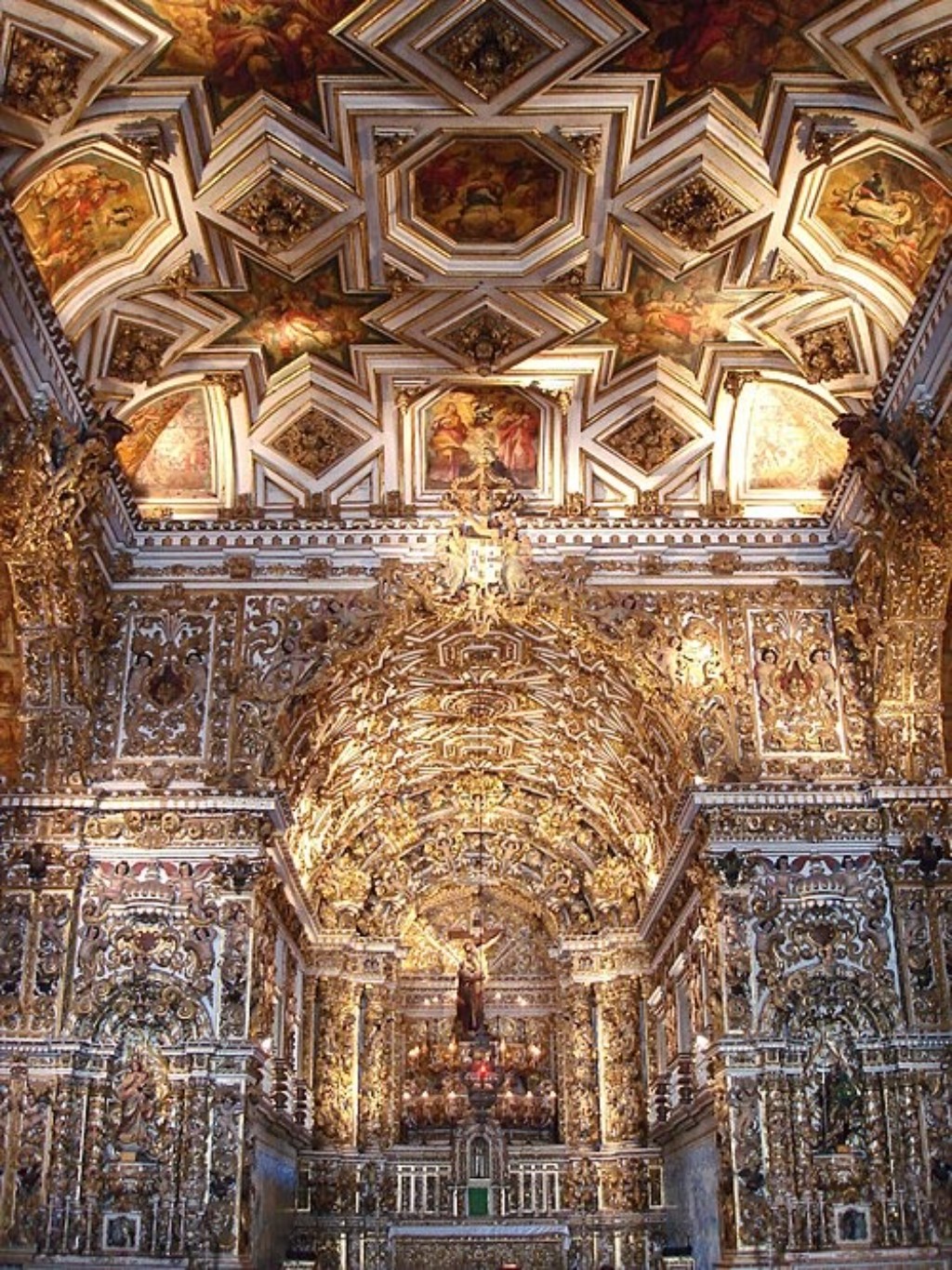 Interior da Igreja de S&atilde;o Francisco em Salvador, uma das mais importantes express&otilde;es do barroco brasileiro