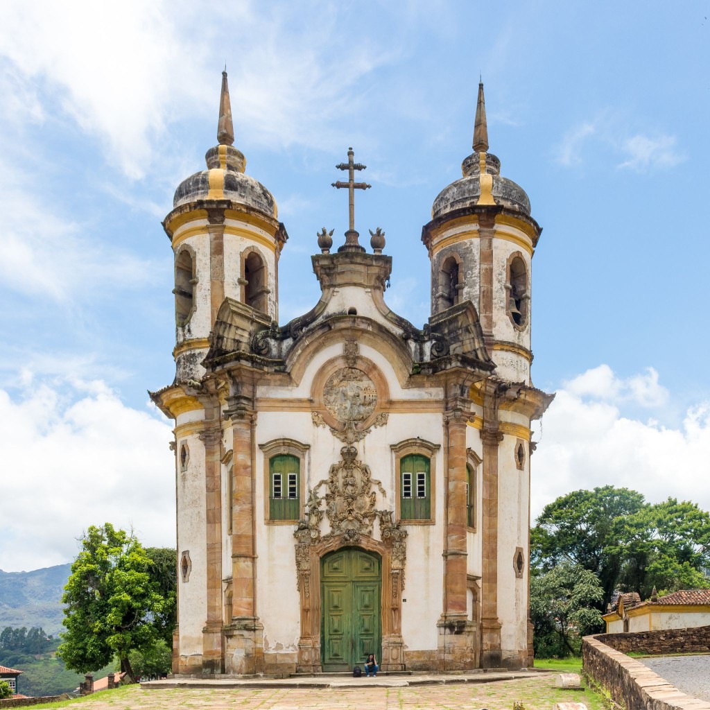 Fachada da Igreja de S&atilde;o Francisco de Assis, um dos maiores exemplos do barroco mineiro, com projeto atribu&iacute;do a Ant&ocirc;nio Francisco Lisboa no s&eacute;culo XVIII.