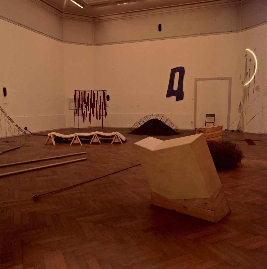 Vista da exposição Live in Your Head: When Attitudes Become Form (1969), organizada pelo curador Harald Szeemann na Kunsthalle Bern. A mostra reuniu artistas ligados à arte conceitual, arte povera e pós-minimalismo, sendo considerada um marco na história da curadoria ao transformar a exposição em um espaço de experimentação e discurso curatorial.