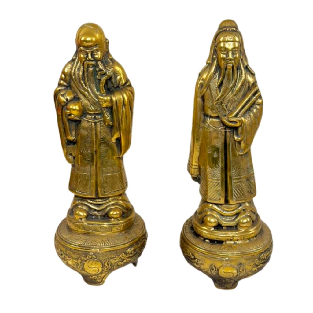 Par de raras esculturas chinesas representando deuses imortais, executadas em bronze ricamente cinzelado, com detalhes minuciosos nas vestes, express&otilde;es e bases decoradas. Produ&ccedil;&atilde;o da China, s&eacute;culo XIX, as pe&ccedil;as evidenciam a maestria da escultura oriental e o forte car&aacute;ter simb&oacute;lico ligado &agrave; tradi&ccedil;&atilde;o espiritual e cultural do per&iacute;odo