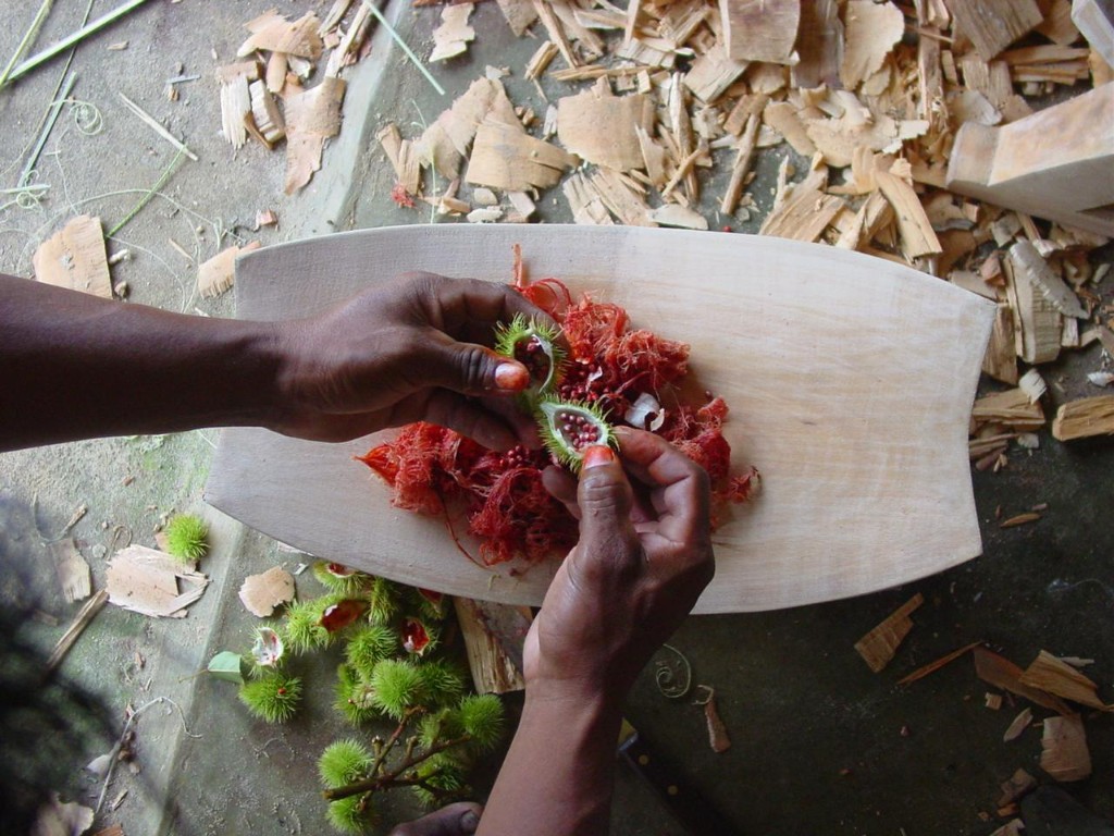 Pintura do Kumur&otilde; com urucum e entrecasca de &aacute;rvore em oficina no m&eacute;dio rio Tiqui&eacute;. A imagem evidencia o uso de materiais tradicionais e a perman&ecirc;ncia de saberes espec&iacute;ficos ligados ao banco Tukano.