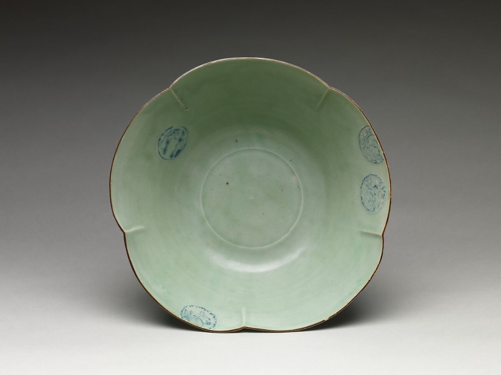 Use uma obra de museu classificada como early Imari ou Imari do per&iacute;odo Edo, para sustentar o trecho hist&oacute;rico sobre o surgimento da porcelana japonesa no s&eacute;culo XVII.