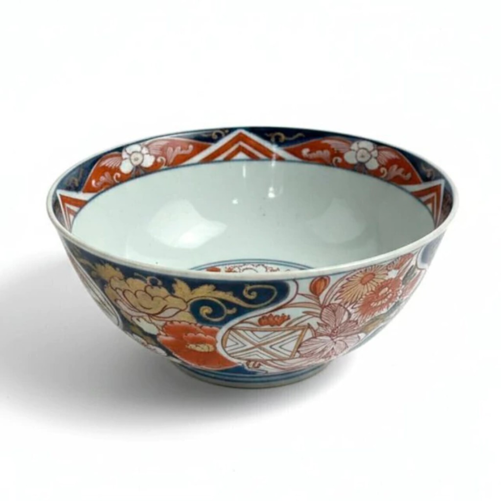 Bowl em porcelana Ko-Imari, Jap&atilde;o, s&eacute;culo XVIII, exemplo de produ&ccedil;&atilde;o ligada &agrave; regi&atilde;o de Arita e exportada pelo porto de Imari, origem hist&oacute;rica do nome pelo qual essas porcelanas ficaram conhecidas.