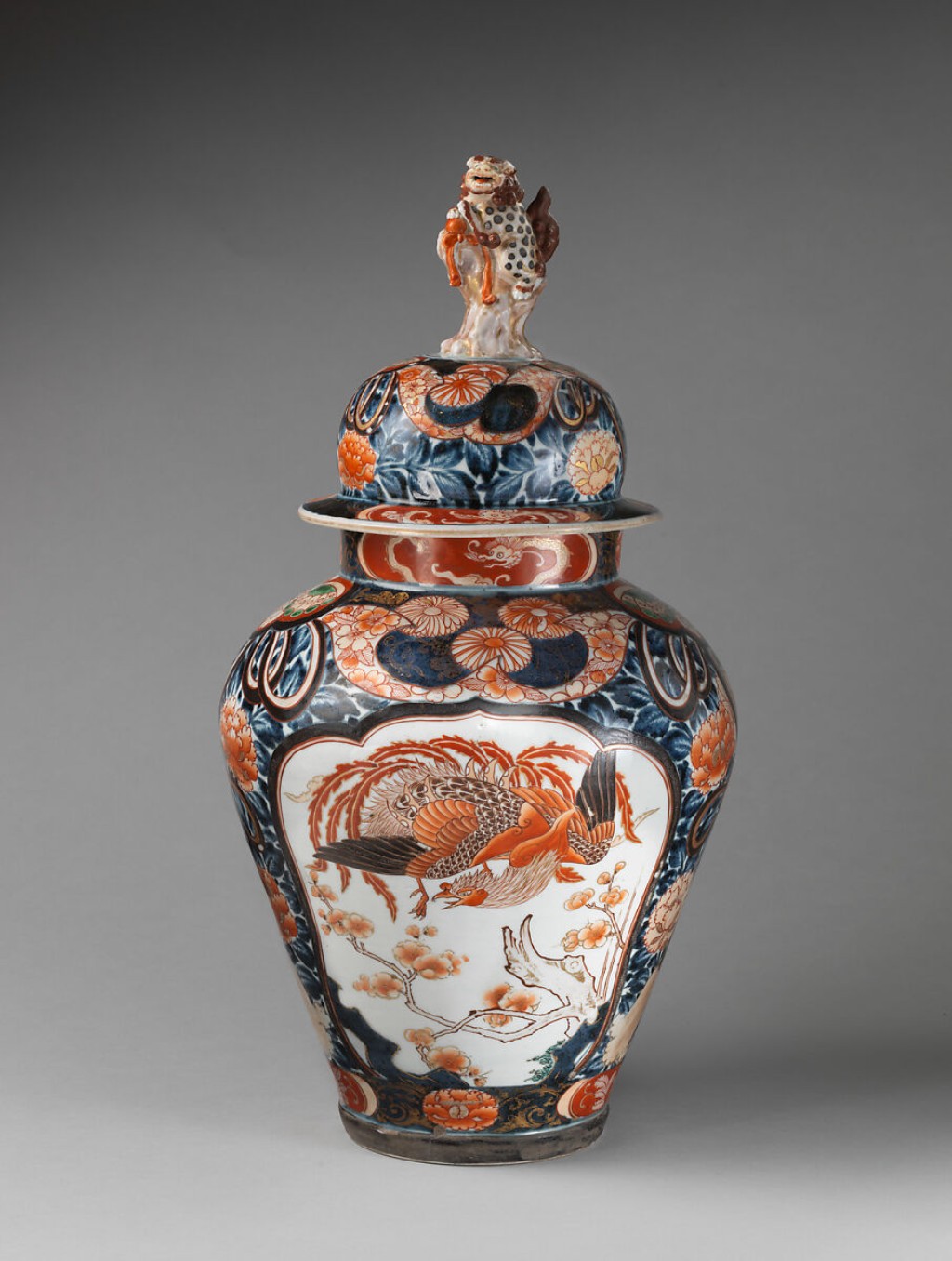 Vaso japon&ecirc;s de exporta&ccedil;&atilde;o em porcelana Imari, produzido para o mercado externo entre o fim do s&eacute;culo XVII e o in&iacute;cio do XVIII, momento em que essas pe&ccedil;as passaram a circular em cole&ccedil;&otilde;es aristocr&aacute;ticas europeias.