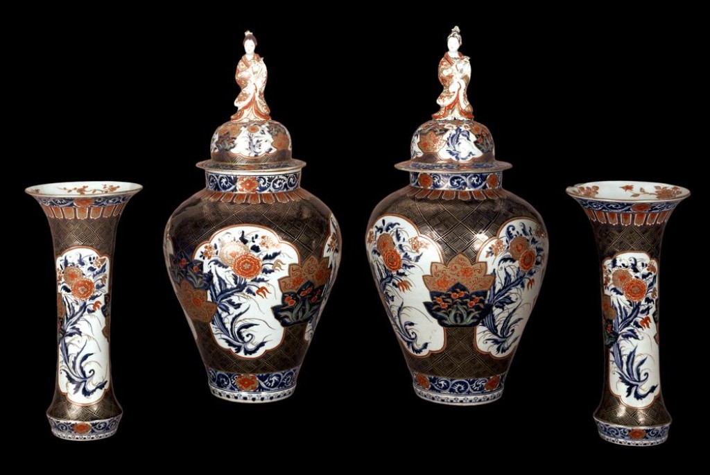 Vaso em porcelana Imari, Arita, per&iacute;odo Edo, decorado com azul sob o vidrado, esmaltes sobre a cobertura e douramento, combina&ccedil;&atilde;o crom&aacute;tica que define grande parte da tradi&ccedil;&atilde;o Imari.