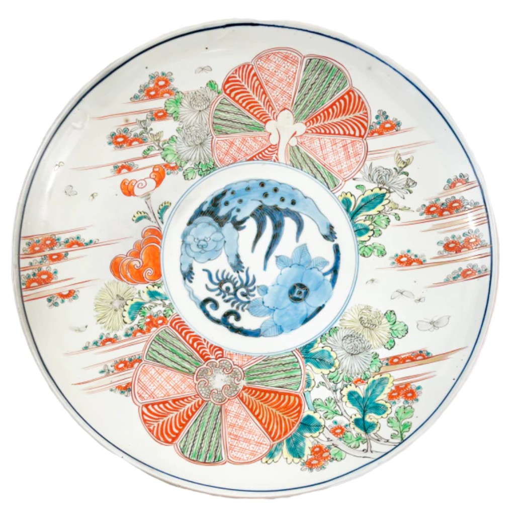 Medalh&atilde;o em porcelana Imari, Jap&atilde;o, s&eacute;culo XIX, pe&ccedil;a que sintetiza a perman&ecirc;ncia hist&oacute;rica dessa tradi&ccedil;&atilde;o ao reunir refinamento t&eacute;cnico, riqueza decorativa e valor cultural duradouro.