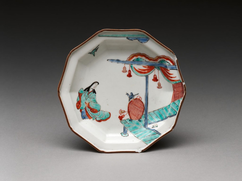 Prato japon&ecirc;s em porcelana Imari para o mercado europeu, 1710&ndash;1730, com composi&ccedil;&atilde;o figurativa e decora&ccedil;&atilde;o colorida que exemplificam a for&ccedil;a ornamental e o apelo visual dessas porcelanas