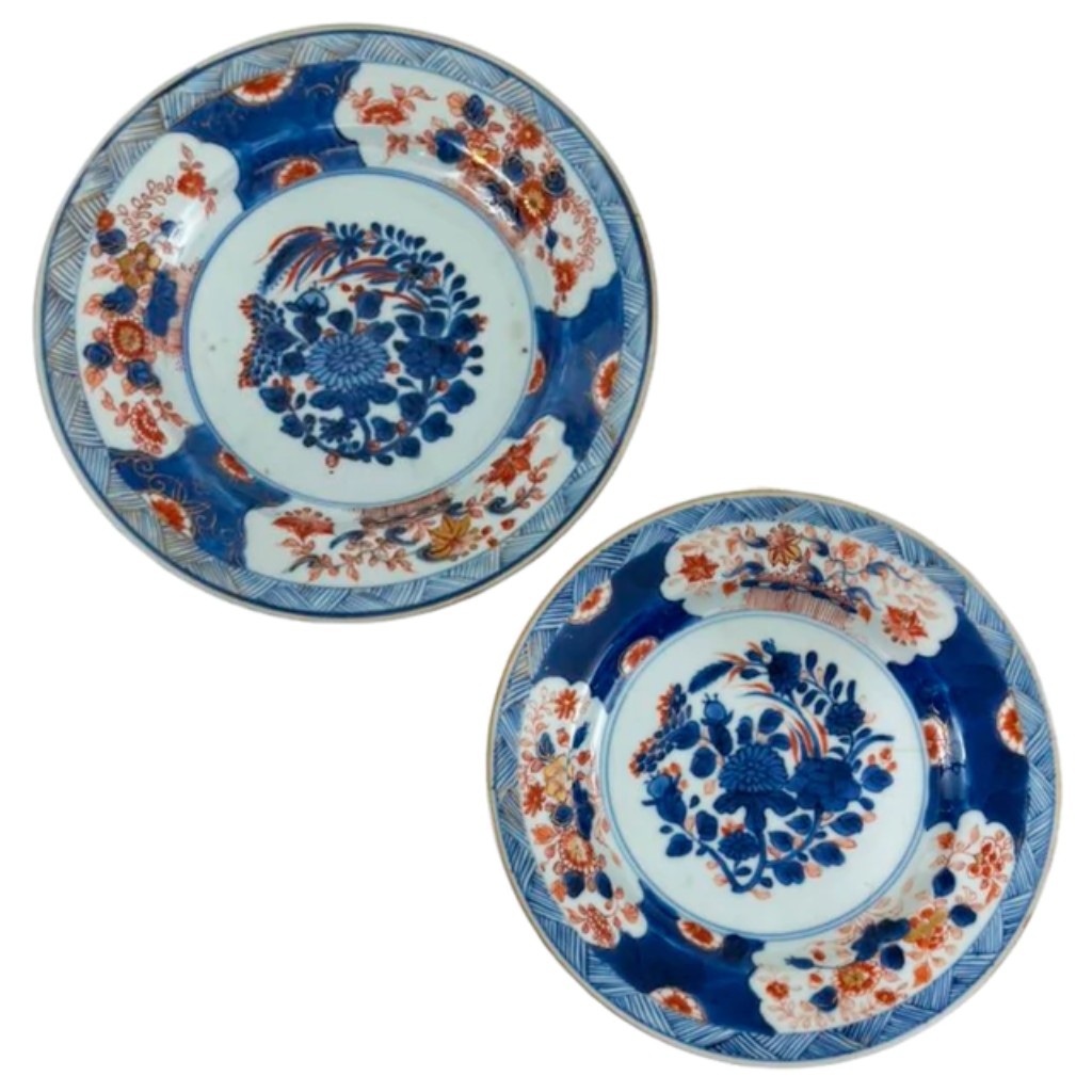 Par de pratos em porcelana Chinese Imari, China, s&eacute;culo XVIII, releitura chinesa do vocabul&aacute;rio crom&aacute;tico e ornamental que tornou a porcelana Imari c&eacute;lebre no mercado internacional.