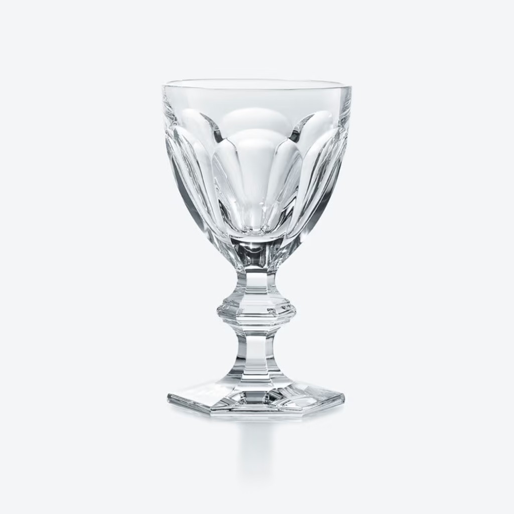 A linha Harcourt &eacute; uma das cria&ccedil;&otilde;es mais emblem&aacute;ticas da Baccarat. Sua forma facetada, a base geom&eacute;trica e a presen&ccedil;a marcante do cristal fizeram dessa cole&ccedil;&atilde;o um &iacute;cone duradouro da manufatura francesa e uma das express&otilde;es mais reconhec&iacute;veis do cristal de luxo europeu.