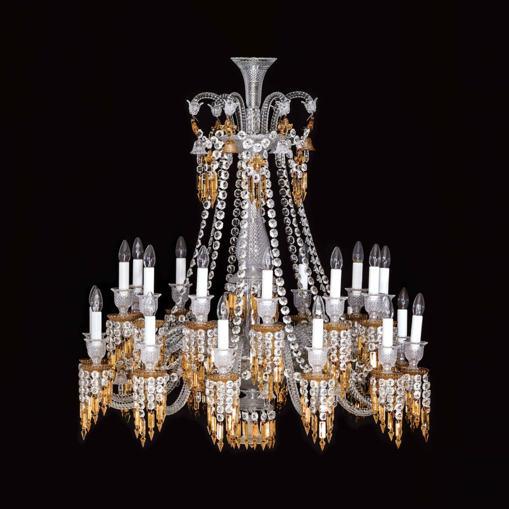 A ascens&atilde;o da Baccarat no s&eacute;culo XIX est&aacute; ligada &agrave; cultura material do luxo europeu. Lustres, candelabros e grandes cria&ccedil;&otilde;es em cristal ocuparam pal&aacute;cios, cortes e ambientes cerimoniais, transformando a manufatura em um dos principais nomes associados ao refinamento visual e &agrave; representa&ccedil;&atilde;o social.