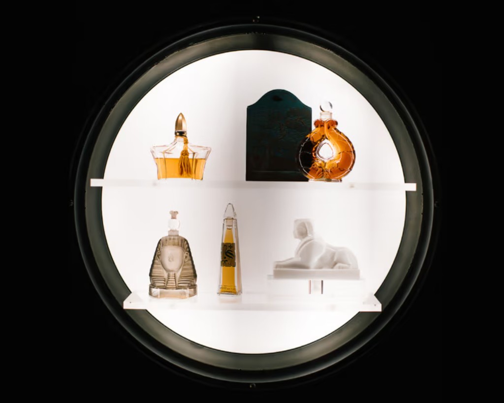 Ao longo de sua hist&oacute;ria, a Baccarat expandiu sua produ&ccedil;&atilde;o para al&eacute;m de ta&ccedil;as e lustres, criando frascos, objetos decorativos e pe&ccedil;as de forte apelo colecion&aacute;vel. Esses trabalhos mostram como o cristal tamb&eacute;m se tornou suporte para a ornamenta&ccedil;&atilde;o, a mem&oacute;ria visual da marca e a forma&ccedil;&atilde;o de um repert&oacute;rio ligado ao luxo e &agrave; cultura material.