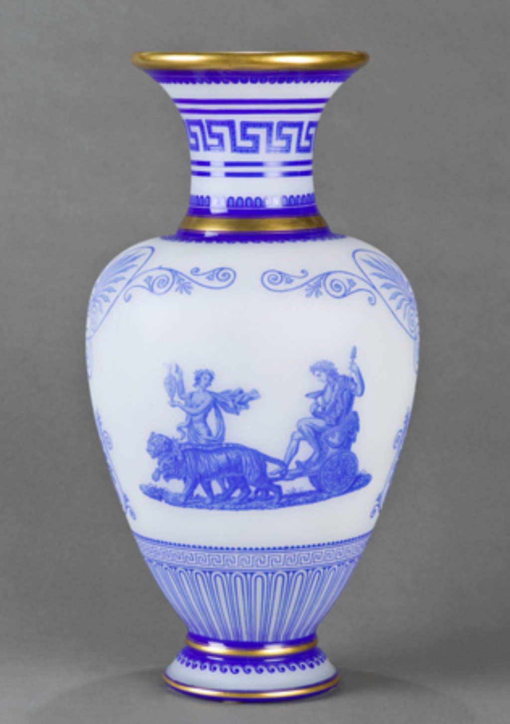 Baccarat, Vase, 1855. Em opalina doubl&eacute;e com decora&ccedil;&atilde;o em esmalte e ouro, a pe&ccedil;a mostra como a opalina francesa transformou o vidro decorativo em objeto de luxo no s&eacute;culo XIX.