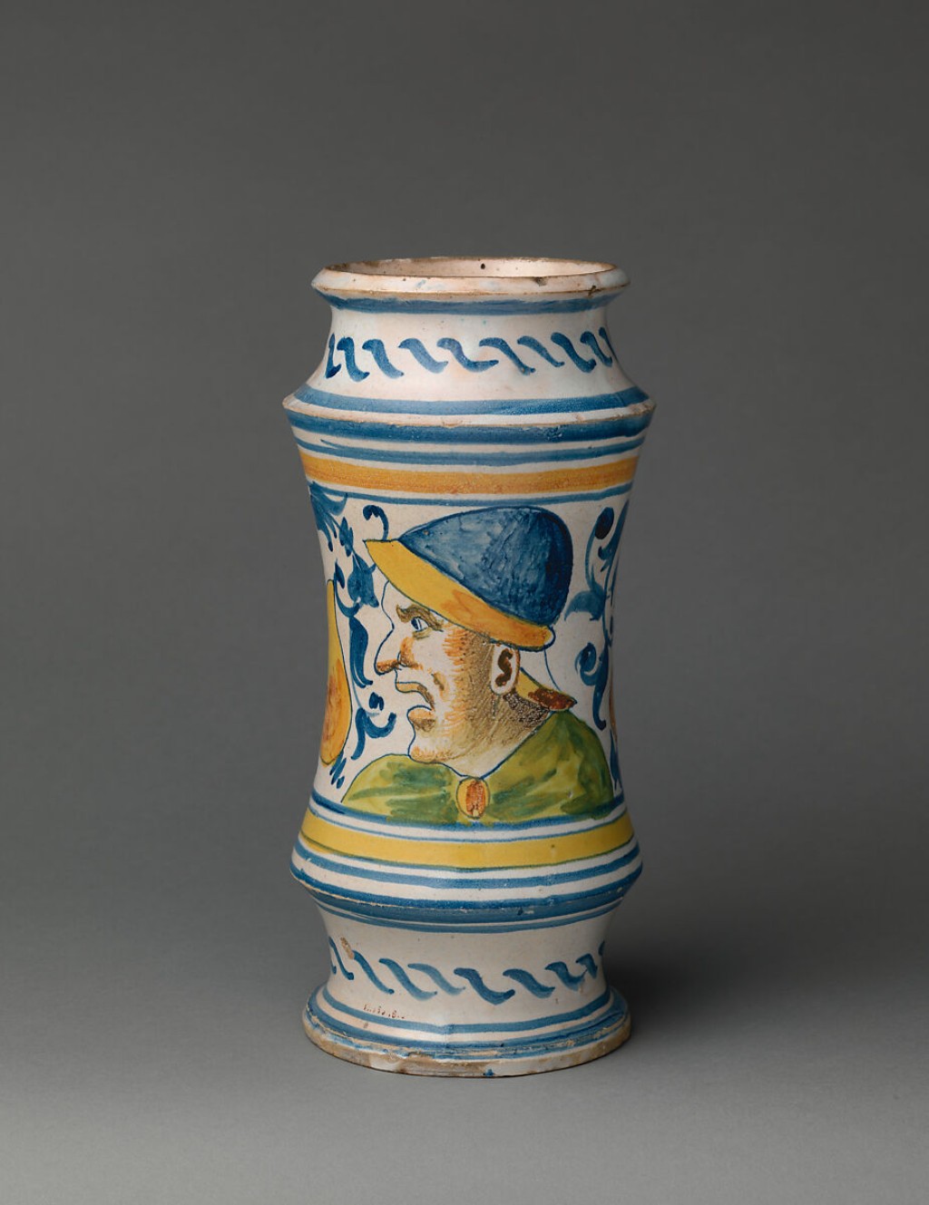Pote de farm&aacute;cia franc&ecirc;s do s&eacute;culo XVI, produzido em Rouen, hoje preservado em acervo museol&oacute;gico. A pe&ccedil;a exemplifica a transforma&ccedil;&atilde;o desses recipientes, que deixaram de ser apenas utens&iacute;lios m&eacute;dicos para serem reconhecidos como obras das artes decorativas, valorizadas por sua t&eacute;cnica, iconografia e raridade.